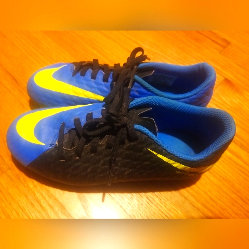 Used Nike Kids Hypervenom Phade III Size 2.5Y (852580-004)
